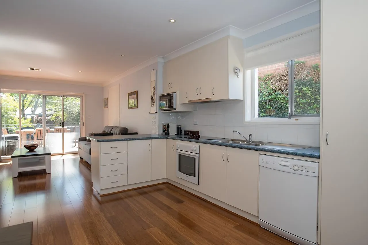 The White House Bed & Breakfast Kanberra 5*,  Avustralya