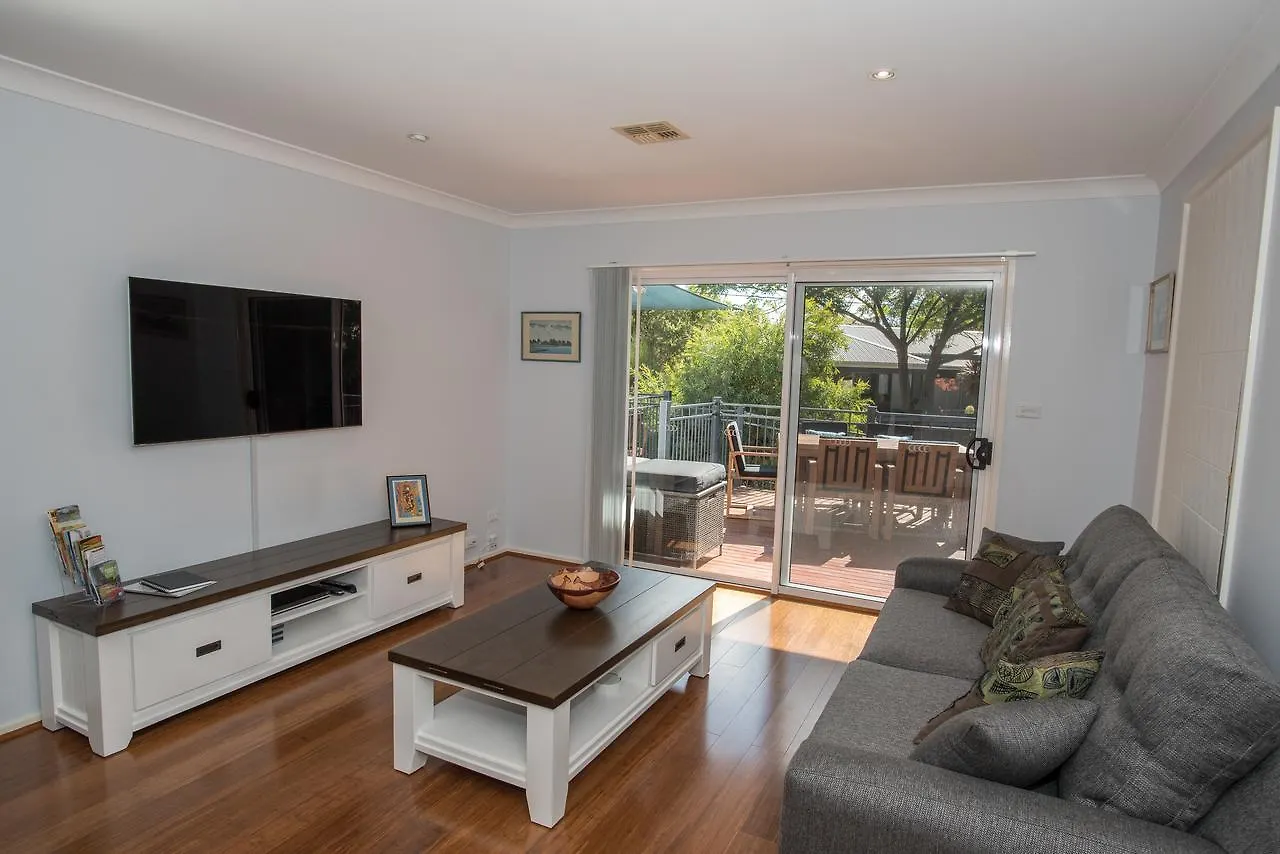 The White House Bed & Breakfast Kanberra 5*,  Avustralya