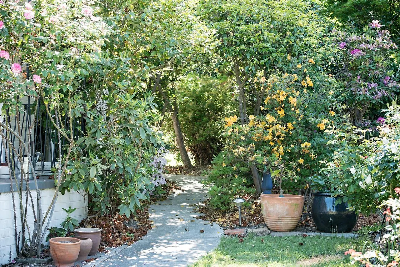 The White House Bed & Breakfast Kanberra